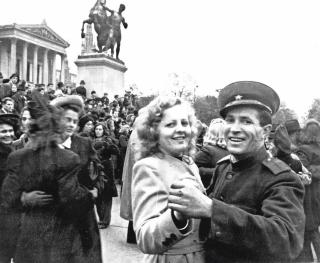 На фото советский офицер танцует с австрийской девушкой на площади Карл-Реннер-Ринг в Вене 9 мая 1945 года