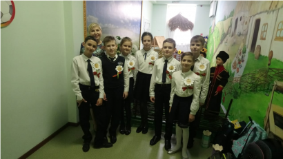 Симоненко Ольга Юрьевна с учениками 4 «Е» класса МАОУ СОШ № 71 