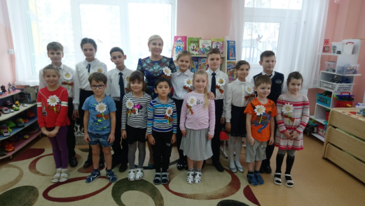 Симоненко Ольга Юрьевна с учениками 4 «Е» класса МАОУ СОШ № 71 